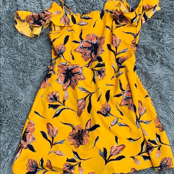 Yellow flowered rap dress - Picture 2 of 2